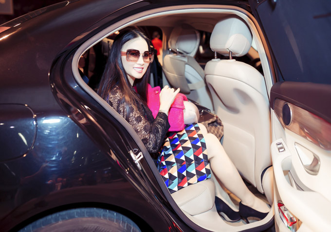 Chị em Hà Phương, Minh Tuyết cùng bay về nước